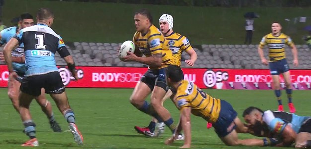 Another Dylan Brown dummy, another Eels try