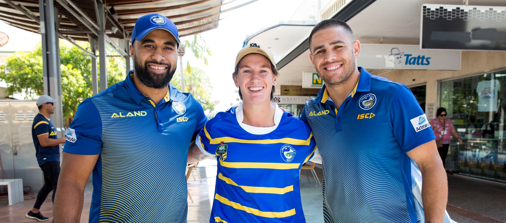 Smith and Jennings meet Darwin locals