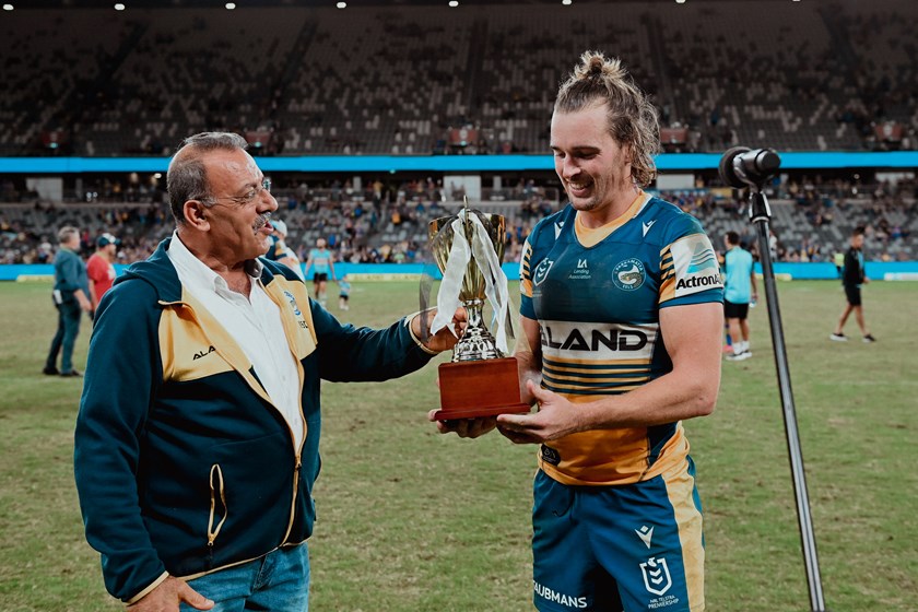 Clint Gutherson receives the Johnny Mannah Cup in 2021.